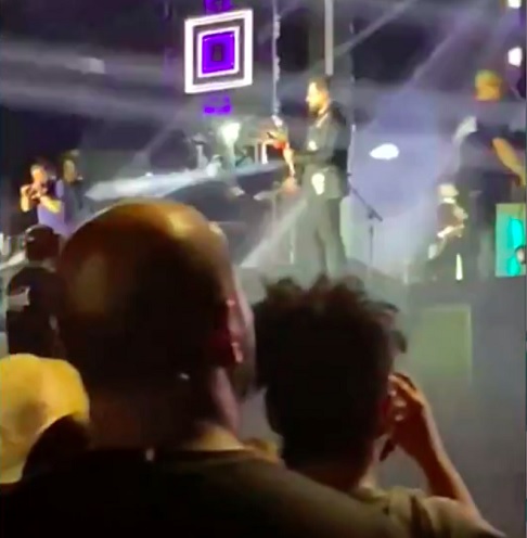 A queda aconteceu no fim do show, quando ele foi até o público para entregar flores. Marrone caiu de uma altura de 3 metros e chegou a desmaiar antes de ser levado ao hospital.
