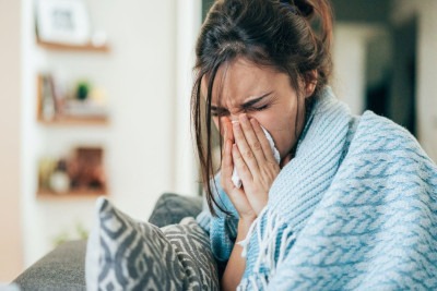 Gripe, resfriado ou Covid? Aprenda a diferenciar os sintomas típicos do frio  -  (crédito: filadendron de Getty Images Signature)