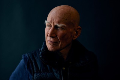 O fotógrafo brasileiro Sebastião Salgado posa para um retrato para a AFP na Somerset House, em Londres -  (crédito: AFP)