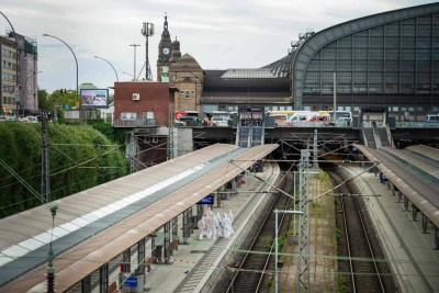 Peritos vistoriam plataforma em Hamburgo após o ataque a faca -  (crédito: Jonas Walzberg/AFP)