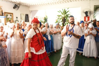 Casa de Pai Ogum - na foto Mãe Rosi e Pai William - promovem evento em celebração de orixá neste domingo (25/5) -  (crédito: Augusto Sérgio/Divulgação)