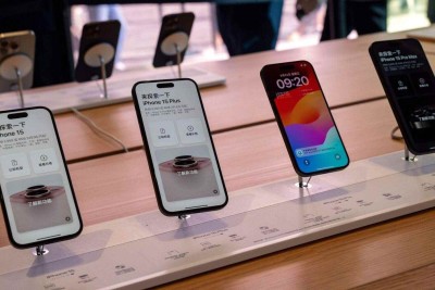  iPhones expostos em loja em Beijing, na China; imagem meramente ilustrativa -  (crédito:  Bloomberg/Andrea Verdelli)