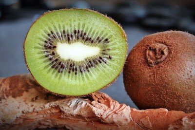 Uma das frutas que mais se destaca neste quesito é o kiwi, que é repleto de vitaminas e minerais e tem uma ótima maneira de aumentar a sua energia no início da manhã. -  (crédito: Imagem de NoName_13 por Pixabay)