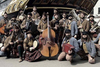 O conjunto é conhecido por canta canções folk com seus integrantes vestidos de piratas -  (crédito: Reprodução/Epsom Playhouse)