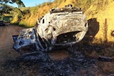 Corpo foi encontrado carbonizado no interior de um veículo incendiado -  (crédito: PCMG)