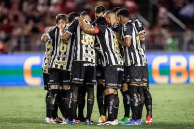 O Santos está fora da Copa do Brasil. Na noite desta quinta-feira (22), o Peixe apresentou mais uma fraca partida e empatou sem gols contra o CRB. Nas penalidades, Brazão até conseguiu brilhar, mas Guilherme e Zé Ivaldo decretaram a eliminação mais que justa do Alvinegro Praiano. Confira como o Jogada10 avaliou os jogadores alvinegros. Foto: Divulgação/Santos FC -  (crédito: Divulgação/Santos FC)