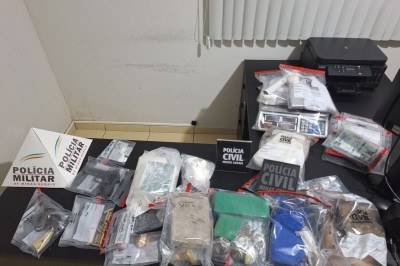 Polícia apreendeu barras e tabletes de maconha, porções de crack e cocaína, além de um revólver calibre 38 -  (crédito: PMMG/Divulgação)