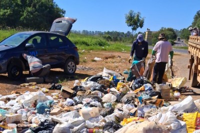 Segundo a Prefeitura, não havia previsão contratual para recolher o que era deixado fora das caçambas -  (crédito: Reprodução/Prefeitura de Bambuí )