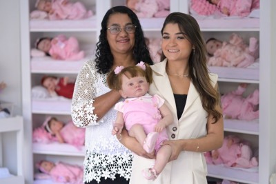 Cleide Martins Falcão e Karen Falcão, mãe e filha, são donas da Minha Infância Bebês Reborn, fábrica de bebês reborn no Barreiro, em BH -  (crédito: Leandro Couri/EM/D.A. Press.Brasil.MG.Belo Horizonte)