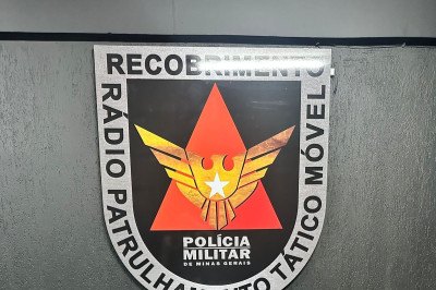Entre os materiais apreendidos estão 388 pinos de cocaína e 6 buchas de maconha -  (crédito: Divulgação / PMMG)