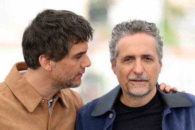 O ator Wagner Moura e o diretor Kleber Mendonça Filho no Festival de Cannes, onde o longa-metragem brasileiro "O agente secreto" foi ovacionado ao estrear no domingo ado (18/5) -  (crédito: Sameer Al-Doumy/AFP)
