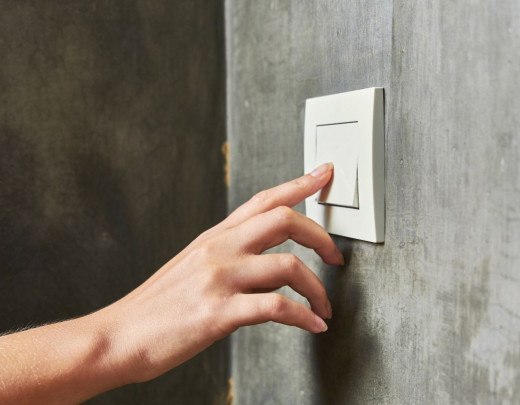 Interruptor quente? Saiba o que esse sinal pode indicar e quando é hora de chamar um eletricista antes que o problema se agrave   -  (crédito: Dmitrii Anikin de Getty Images)