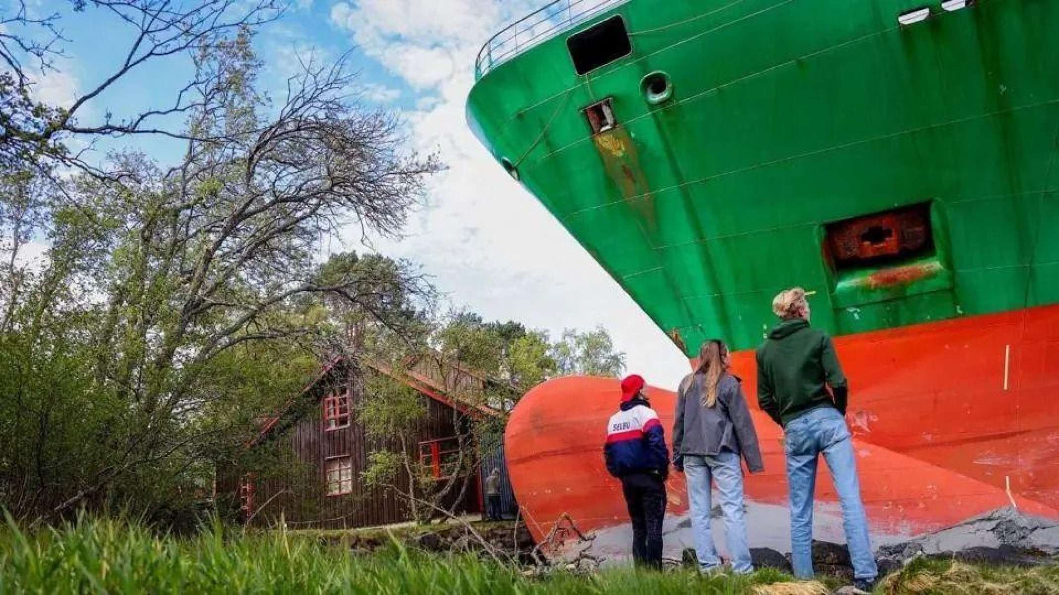 Homem acorda e se depara com enorme navio cargueiro no seu jardim