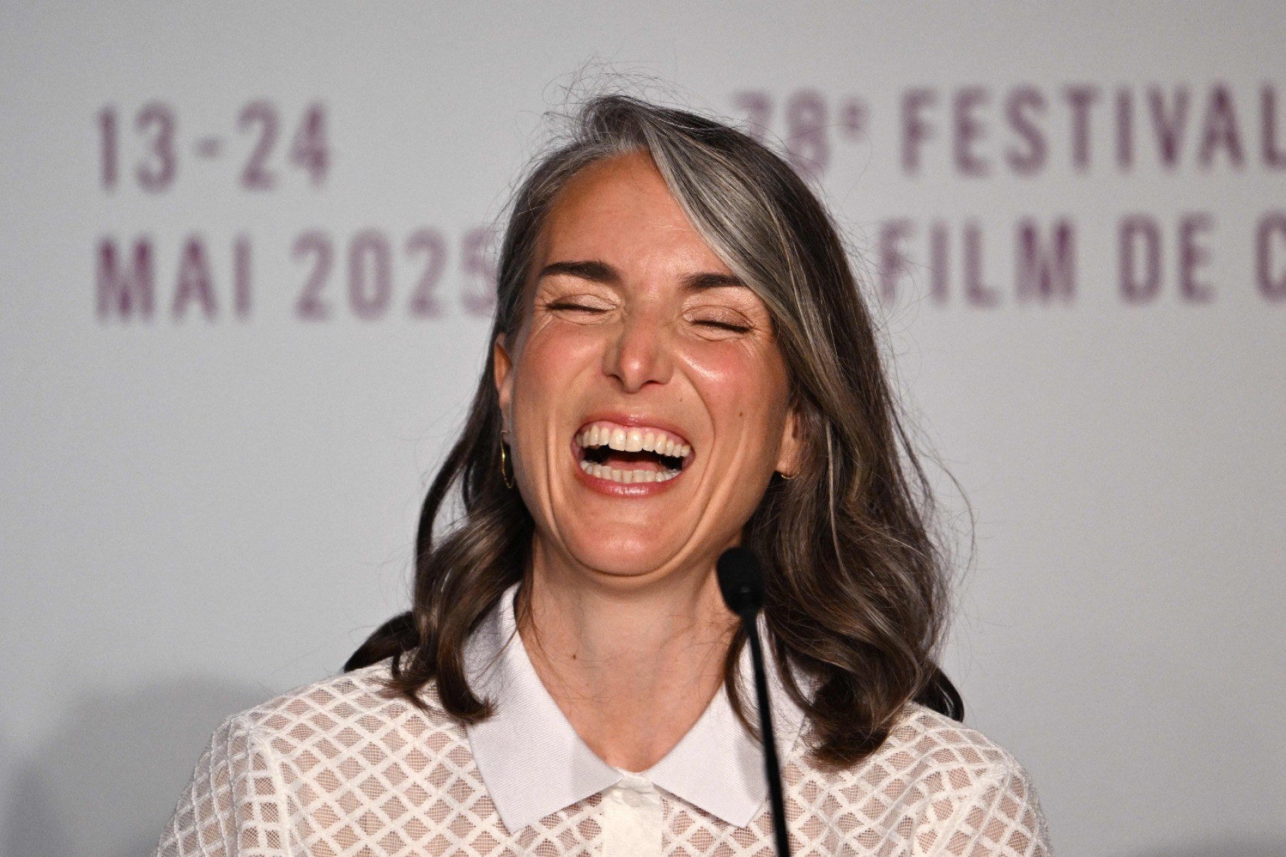 Cineasta Amelie Bonnin gargalha em entrevista no Festival de Cannes, na França