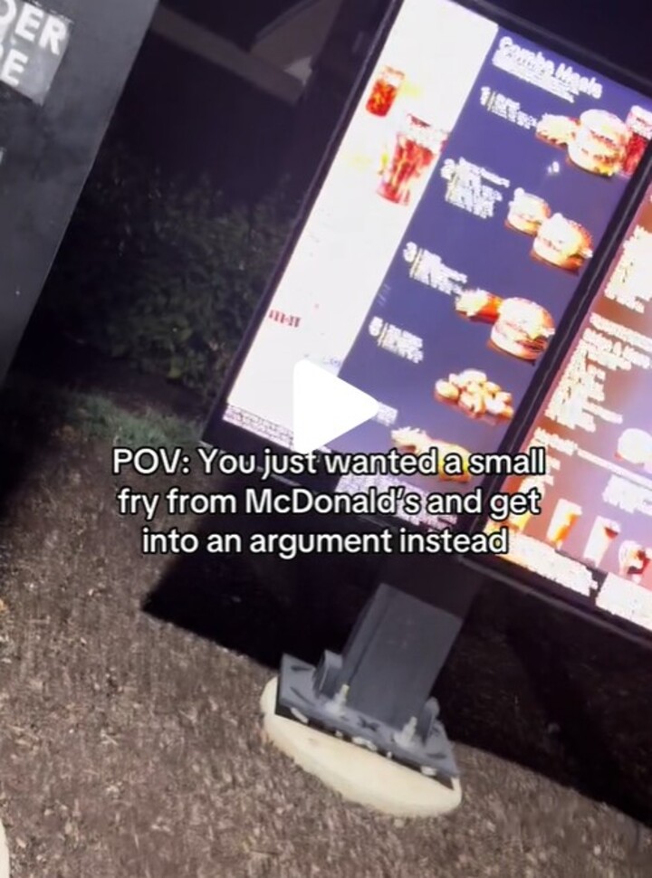 “Estou no banheiro”, declarou o funcionário ao responder a cliente pelo interfone da loja do McDonald’s. “Você está itindo a um cliente que está no banheiro? Fazendo o quê?”, questionou Zuri, que ouviu na sequência a resposta direta do funcionário: “Preciso fazer xixi. Como posso atender um pedido se estou no banheiro?”. 
