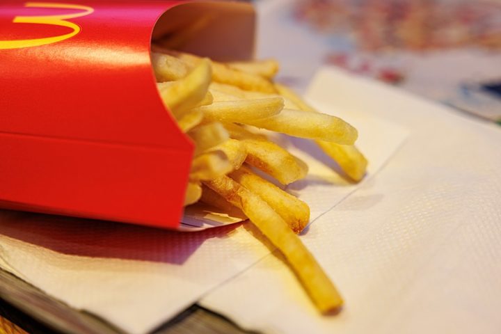A partir dali, o foco em hambúrgueres, batatas fritas e milkshakes de alta qualidade, a preços íveis e servidos rapidamente, conquistou o público americano e lançou as bases para o que se tornaria uma das maiores redes de restaurantes do mundo.