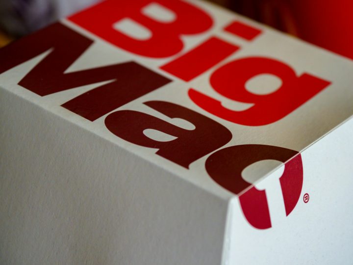 Um índice de 2022 feito pela revista "The Economist" revelou que o Brasil está na 22ª posição entre as nações onde o Big Mac tem os maiores preços. Na época, o Big Mac mais caro do mundo era o da Suíça e o mais barato, o do Egito.


