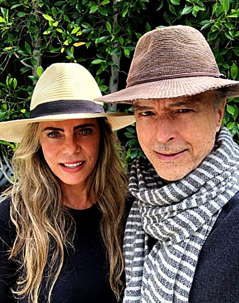 Bruna e Carlos Alberto Riccelli, de 78 anos, vivem uma relação monogâmica, mas a atriz não descarta mudanças futuras: "Nunca vivemos outros acordos [além da monogamia], mas também nunca dissemos que não estamos abertos". 