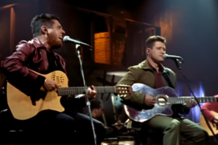 Os dois se conheceram em 1985 e começaram a cantar juntos em bares e casas de shows em Goiás. O talento e a harmonia da dupla chamaram a atenção e logo conquistaram o público.