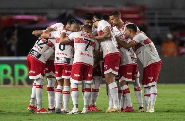 CRB - O Galo conseguiu fazer mais um bom duelo contra o Santos. Conseguiu equilibrar a partida, teve as principais oportunidades no primeiro tempo e ainda perdeu a melhor chance no tempo regulamentar. Nos pÃªnaltis, brilhou a estrela de Matheus Albino, que jÃ¡ havia sido herÃ³i ao longo do jogo, que garantiu uma classificaÃ§Ã£o justa. Nota: 7 - Foto: Francisco Cedrim/CRB