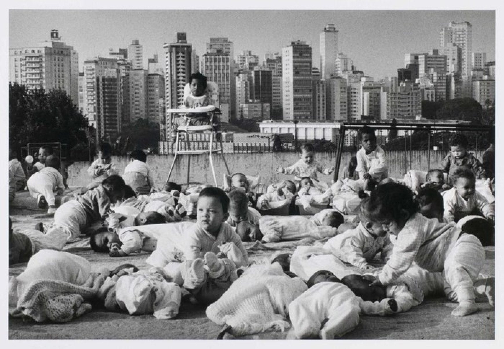 Bebês abandonados brincando no teto de unidade da Febem, em São Paulo-Sebastião Salgado