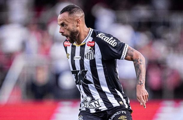 GUILHERME - Retornando de lesão, o atacante apareceu bastante para o jogo, foi uma boa peça no ataque, criou uma boa oportunidade de gol, mas acabou desperdiçando sua cobrança, o que marcou sua partida. Nota: 5,5 - Foto: Raul Baretta/Santos FC