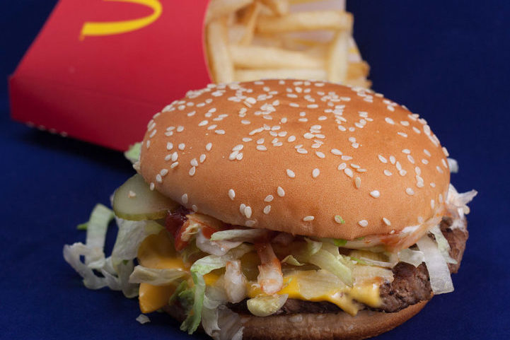 Em 1990, ativistas de um pequeno grupo britânico chamado London Greenpeace distribuíram panfletos com o dizer "O que está errado com o McDonald's?", criticando a empresa por questões ambientais, de saúde e trabalhistas.