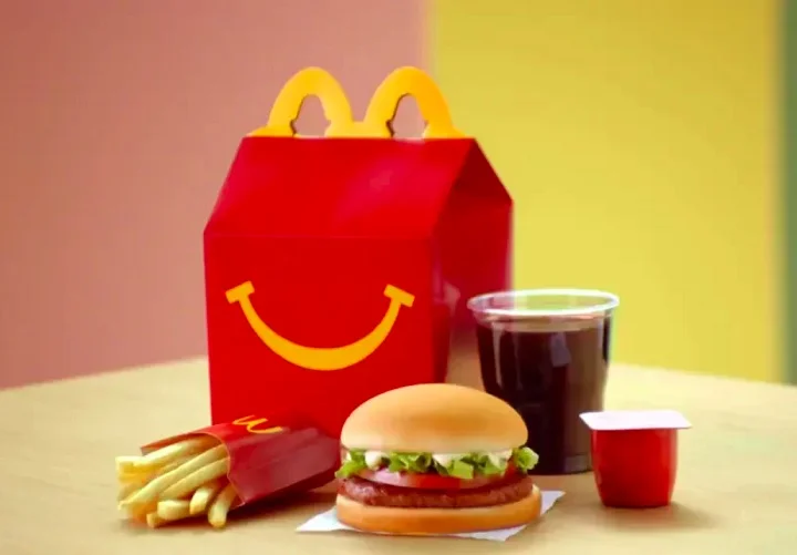 O restaurante tambÃ©m investe em campanhas sociais, a exemplo do McDia Feliz, um evento que acontece todo ano em que uma porcentagem das vendas do BigMac Ã© redirecionada para instituiÃ§Ãµes de combate ao cÃ¢ncer infanto-juvenil.