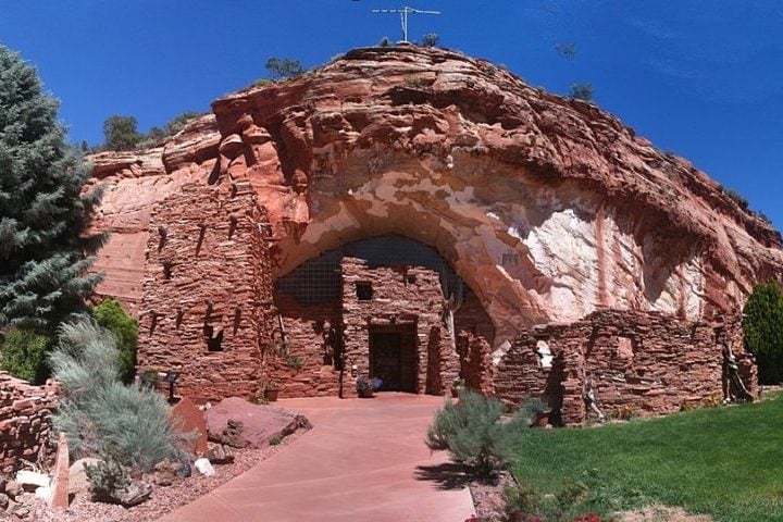 Moqui Cave (Caverna Moqui), Utah: É uma atração que desperta curiosidade online devido a supostas histórias indígenas e seu ado como bar clandestino na Lei Seca. 