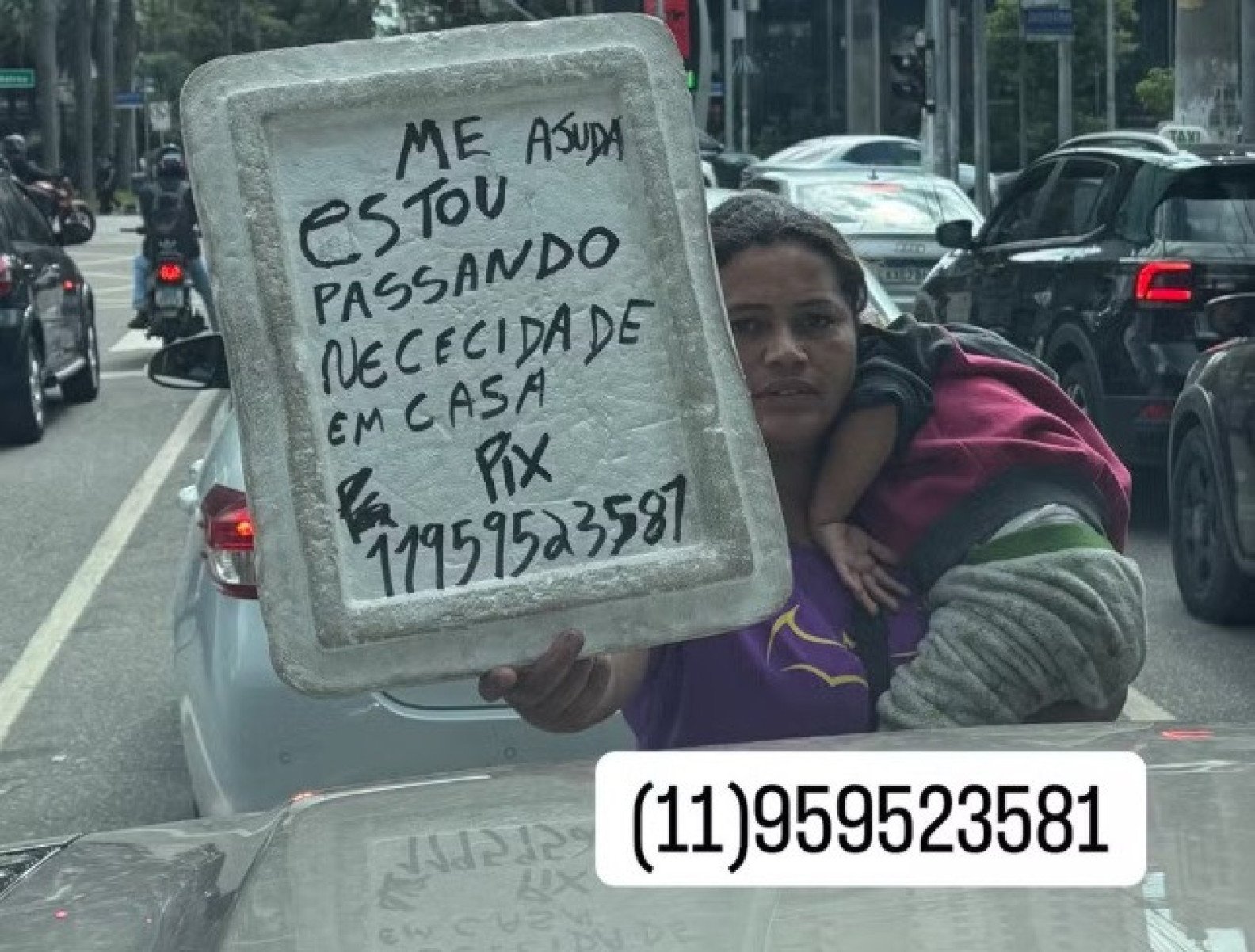 Mulher pede ajuda em rua do Rio de Janeiro