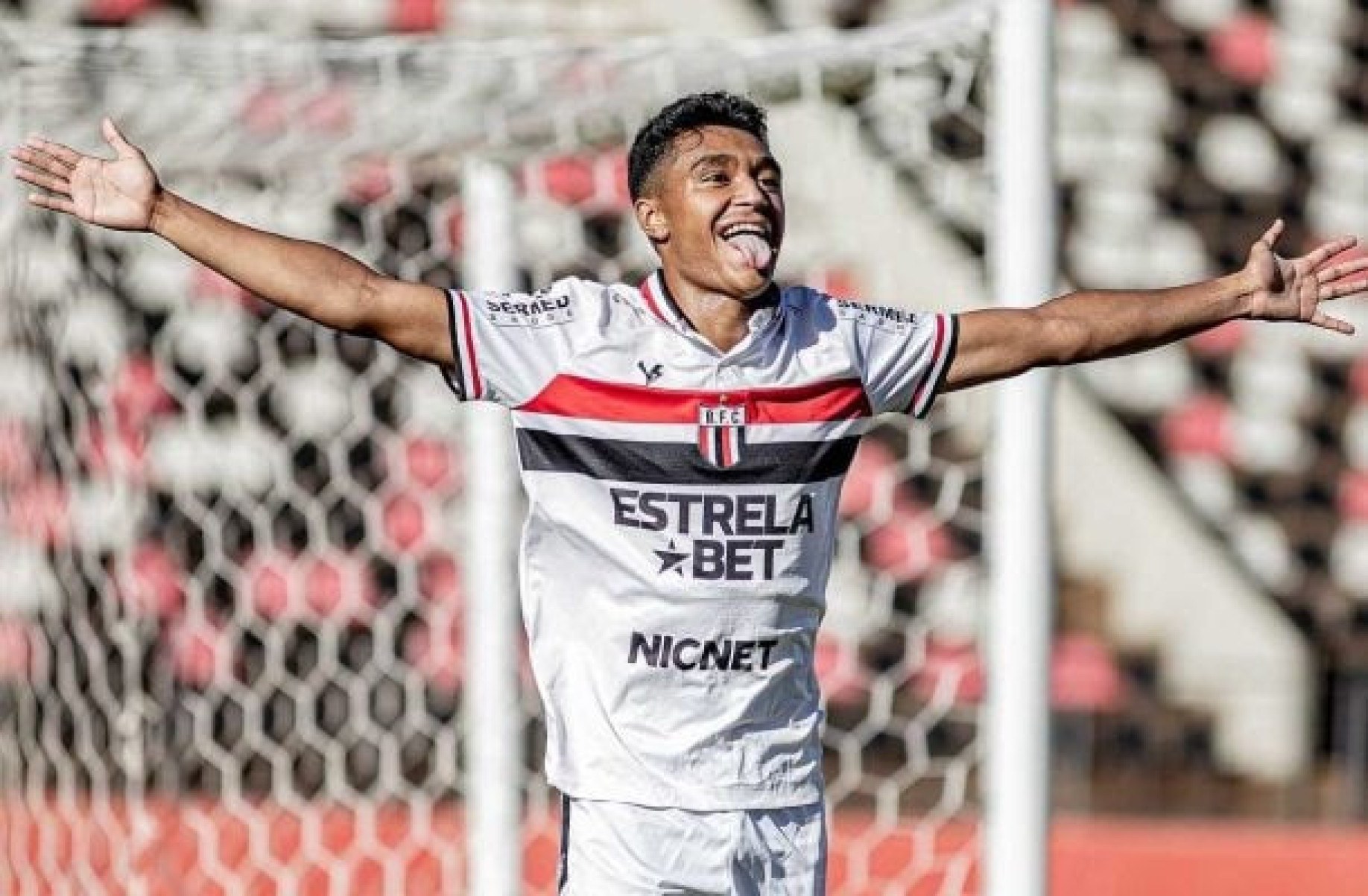 Pedro Severino, do Bragantino, causa comoção ao aparecer em janela do hospital