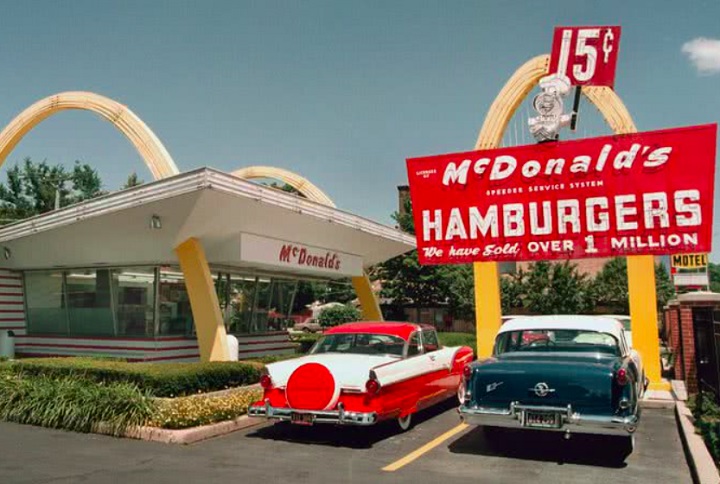 O McDonald's foi criado em 1940. A primeira loja, inaugurado pelos irmãos Richard e Maurice McDonald na cidade de San Bernardino, Califórnia, revolucionou a indústria alimentícia com seu sistema inovador de "fast food".