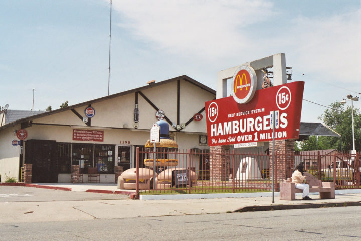 Em 1940, os irmãos Richard e Maurice McDonald inovaram ao introduzirem um novo conceito de restaurante que se concentrava em um menu limitado, velocidade no serviço e preços íveis. 