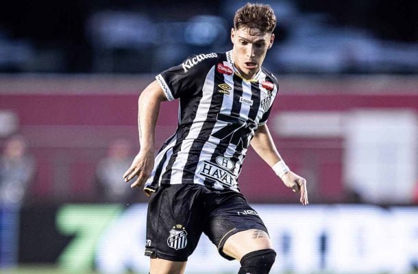 ROLLHEISER - Mais uma peça do meio de campo que esteve mais tímido em campo. Não conseguiu trabalhar bem na armação e criar oportunidades de gols. Nota: 5 -Foto: Raul Baretta/Santos FC