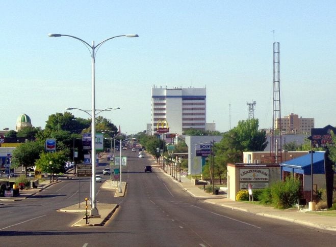 A cidade adotou essa fama, investindo em atrações e lojas temáticas sobre extraterrestres. No entanto, muitos visitantes se decepcionam ao perceber que, além do apelo alienígena, Roswell tem muito pouco a oferecer.