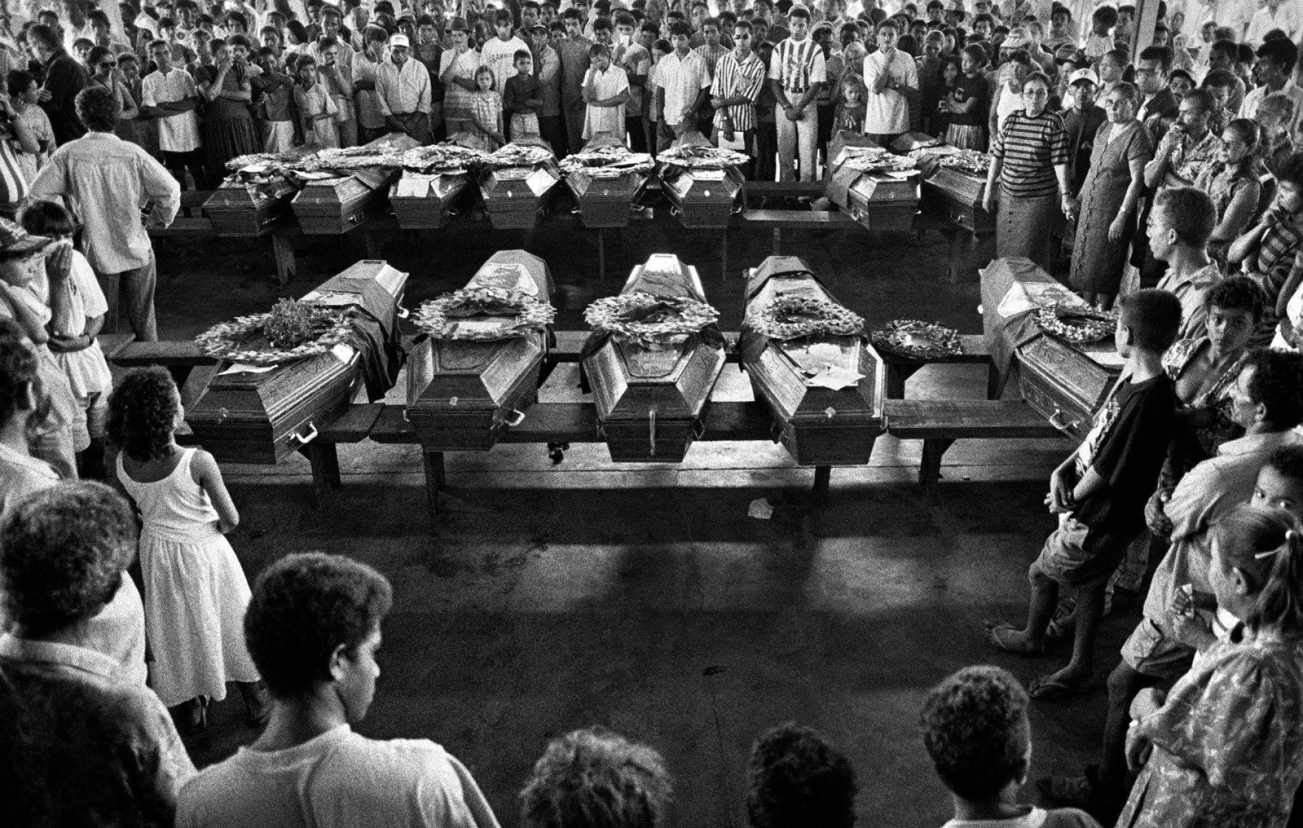 Corpos de camponeses assassinados são velados em Curionópolis, no Pará, em 1996 