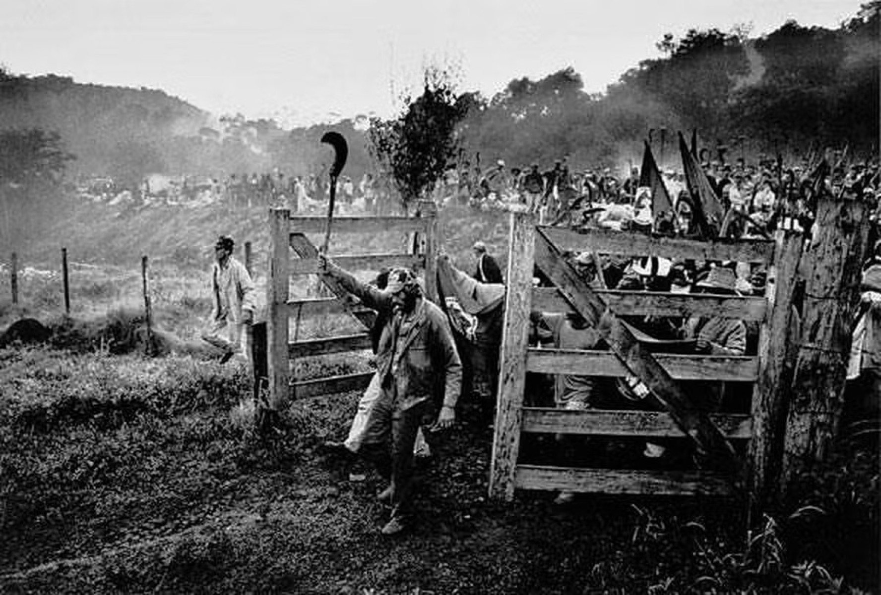 Integrantes do Movimento dos Trabalhadores Rurais Sem Terra em ação no Paraná, em 1996