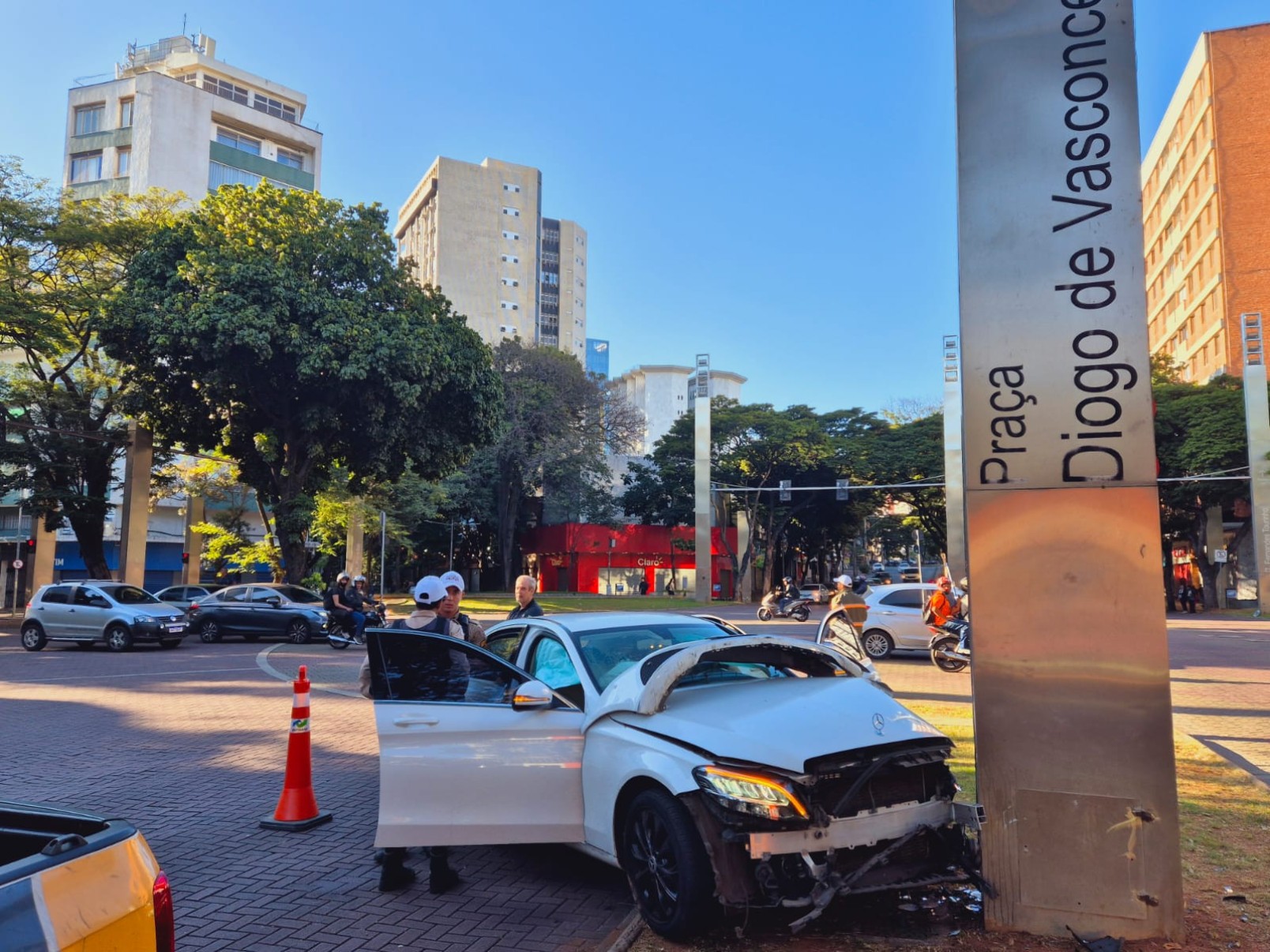 Acidente bloqueia faixa da Avenida Cristóvão Colombo, na Região da Savassi-Jair Amaral/EM/D.A. Press
