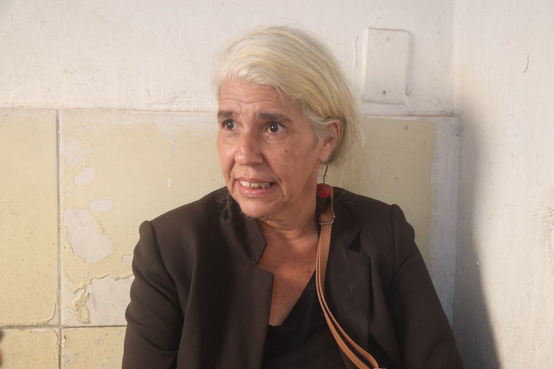 Cássia Cláudia Nicácio Pinto é moradora do hotel e conta que viu as chamas ao sair do quarto em direção à lavanderia 