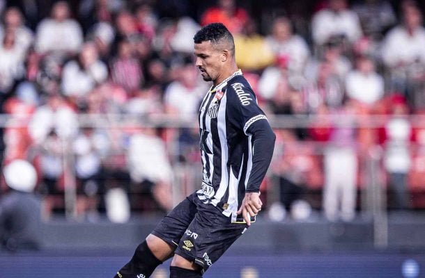 ZÉ IVALDO - Travou um bom duelo com Breno Herculano, onde perdeu algumas das disputas. Errou muitos passes e ainda perdeu o pênalti que definiu o confronto. Nota: 4,5 - Foto: Raul Baretta/Santos FC