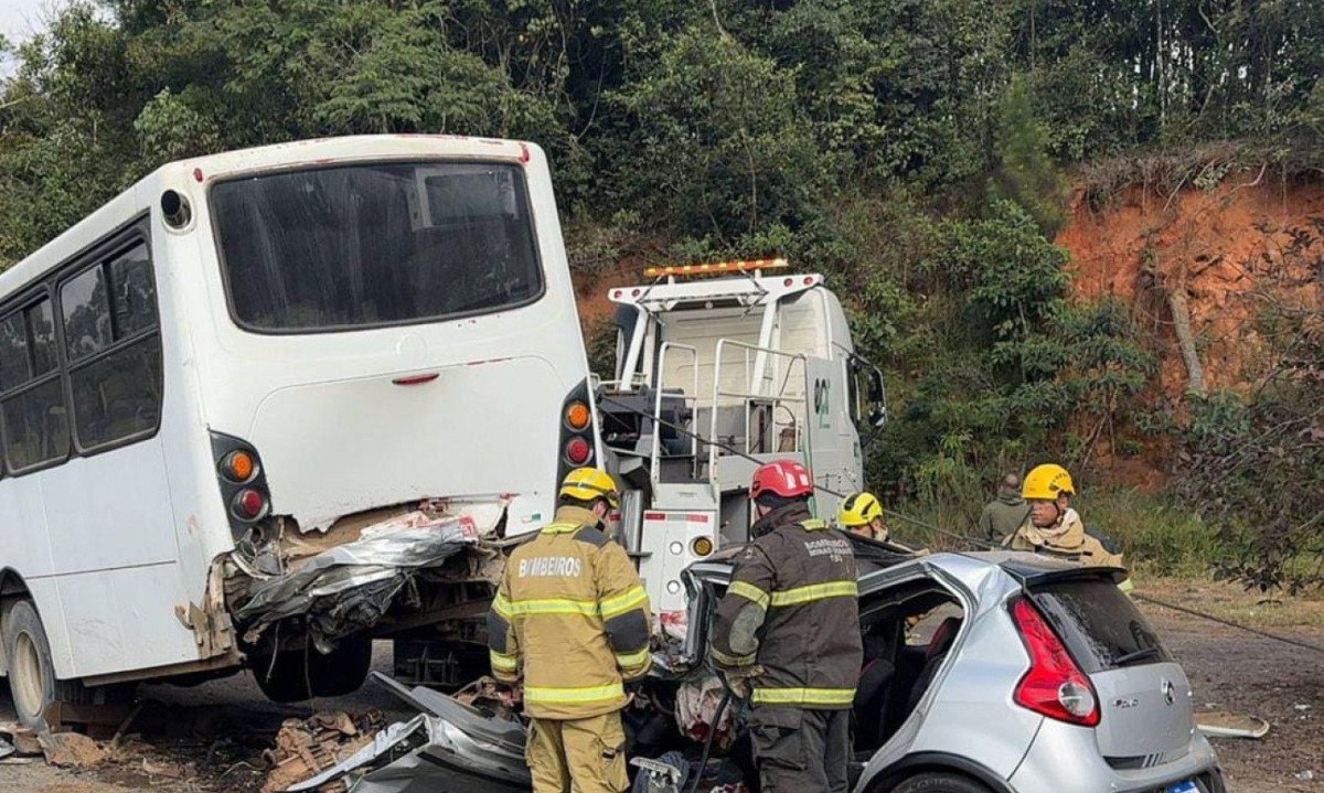 Carro de eio, que seguia no sentido Belo Horizonte, saiu da pista e atingiu a traseira do veículo de viagem que estava parado na lateral da BR-040 -  (crédito: CBMMG / Divulgação)