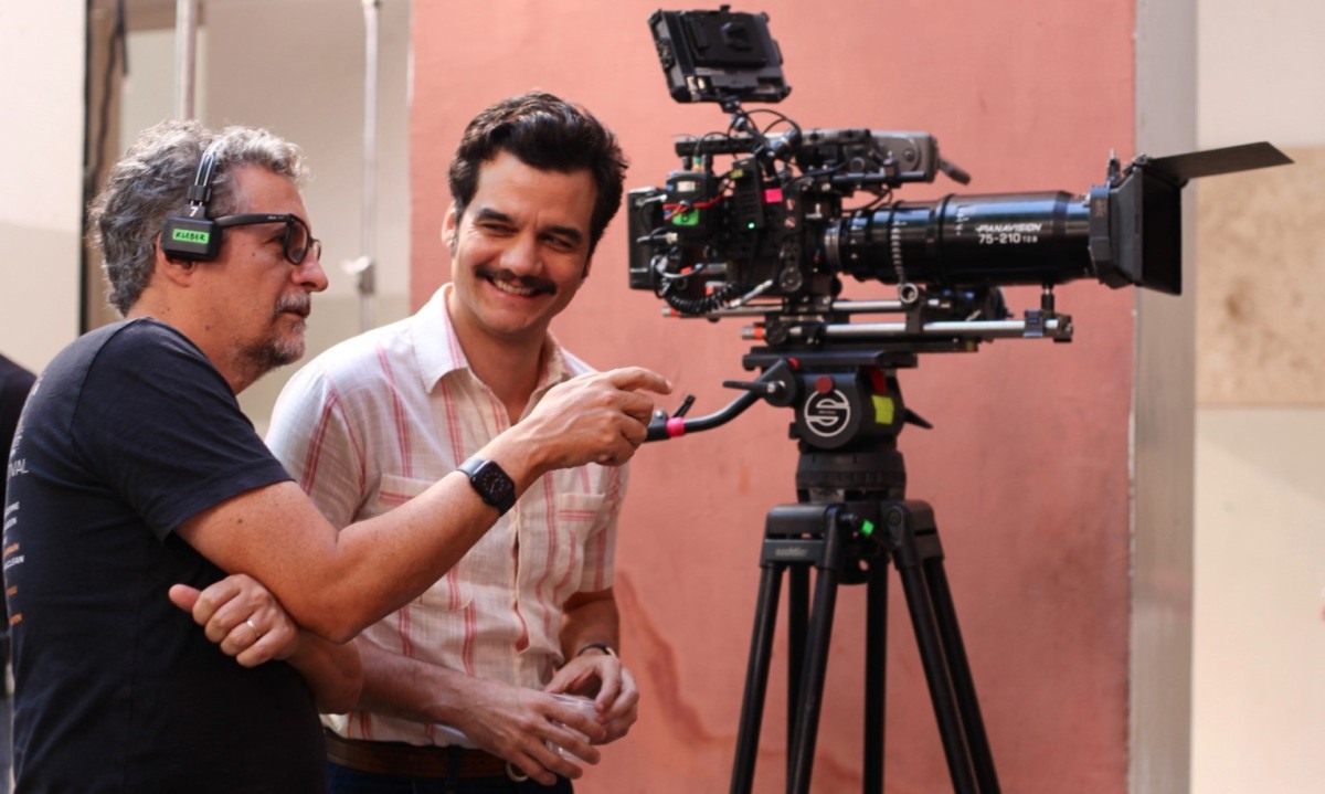 Kleber Mendonça Filho e Wagner Moura nas gravações de 'O agente secreto' -  (crédito: Laura Castor/Divulgação)