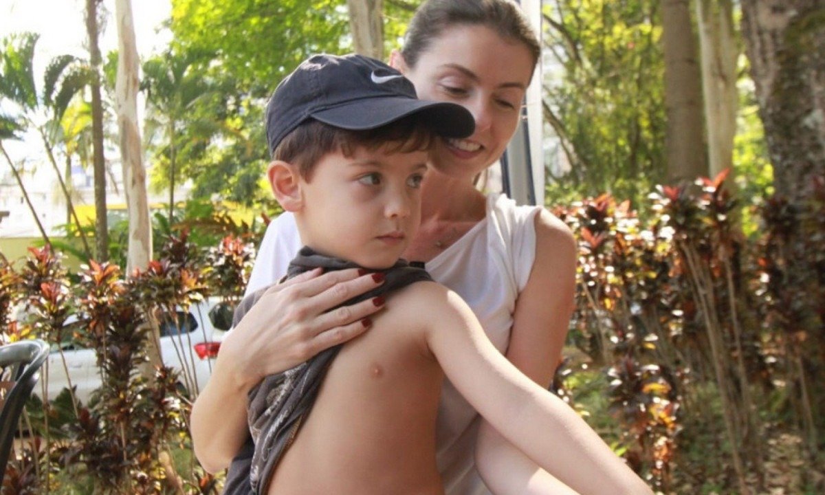 Renata Drumond e o filho Bernardo vacinam juntos: pequeno só no tamanho, um gigante em coragem 