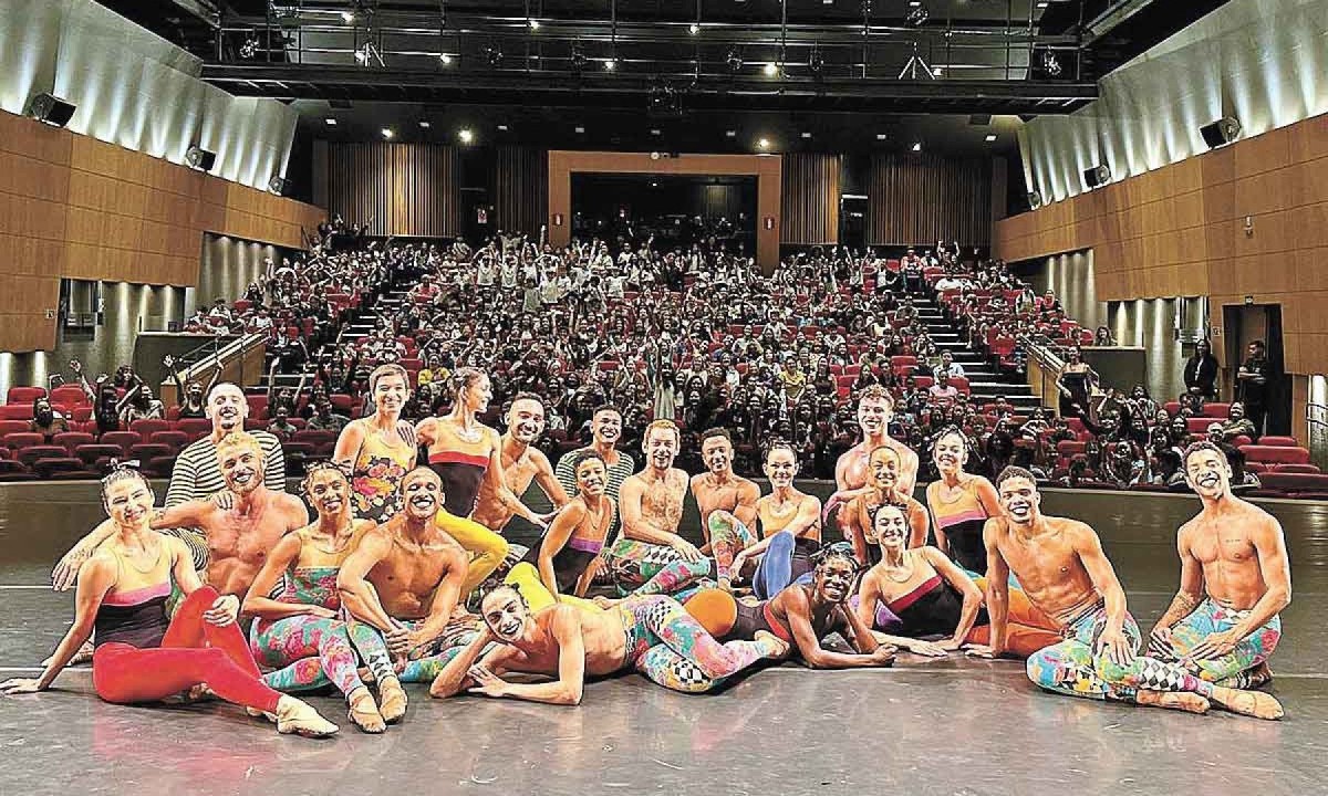 Bailarinos do Corpo após apresentação de Bailarinos do Corpo após apresentação de
