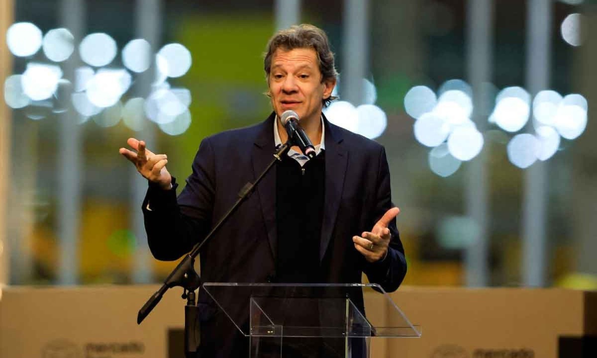 Fernando Haddad apanha dentro do governo e do mercado finaneiro
- (crédito: MIGUEL SCHINCARIOL/AFP) Fernando Haddad apanha dentro do governo e do mercado finaneiro
- (crédito: MIGUEL SCHINCARIOL/AFP)