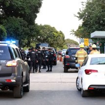 O homem atirou um artefato no gramado em frente ao edifício do Ministério do Desenvolvimento Social e Combate à Fome (MDS) -  (crédito: Valter Campanato/Agência Brasil)