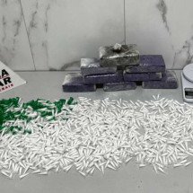 Policiais encontraram, dentro da casa do casal e no lote vizinho, mais de 1,2 mil pinos de cocaína, além de maconha -  (crédito: Reprodução/PMMG)