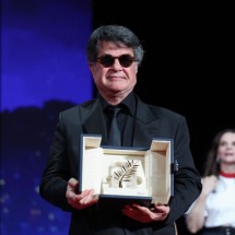 O diretor, roteirista e produtor iraniano Jafar Panahi após ganhar a Palma de Ouro pelo filme 'Un simple accident', durante a cerimônia de encerramento da 78ª edição do Festival  de Cannes -  (crédito: Valery Hache /AFP)