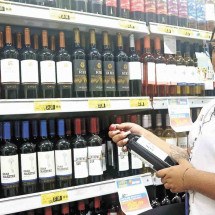 Aos 26 anos, Layla Valgas é chefe do setor de frente de caixa em uma rede de supermercados, onde começou como repositora -  (crédito: Marcos Vieira /EM/DA. Press – 19/3/2025)