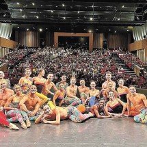 Bailarinos do Corpo após apresentação de 